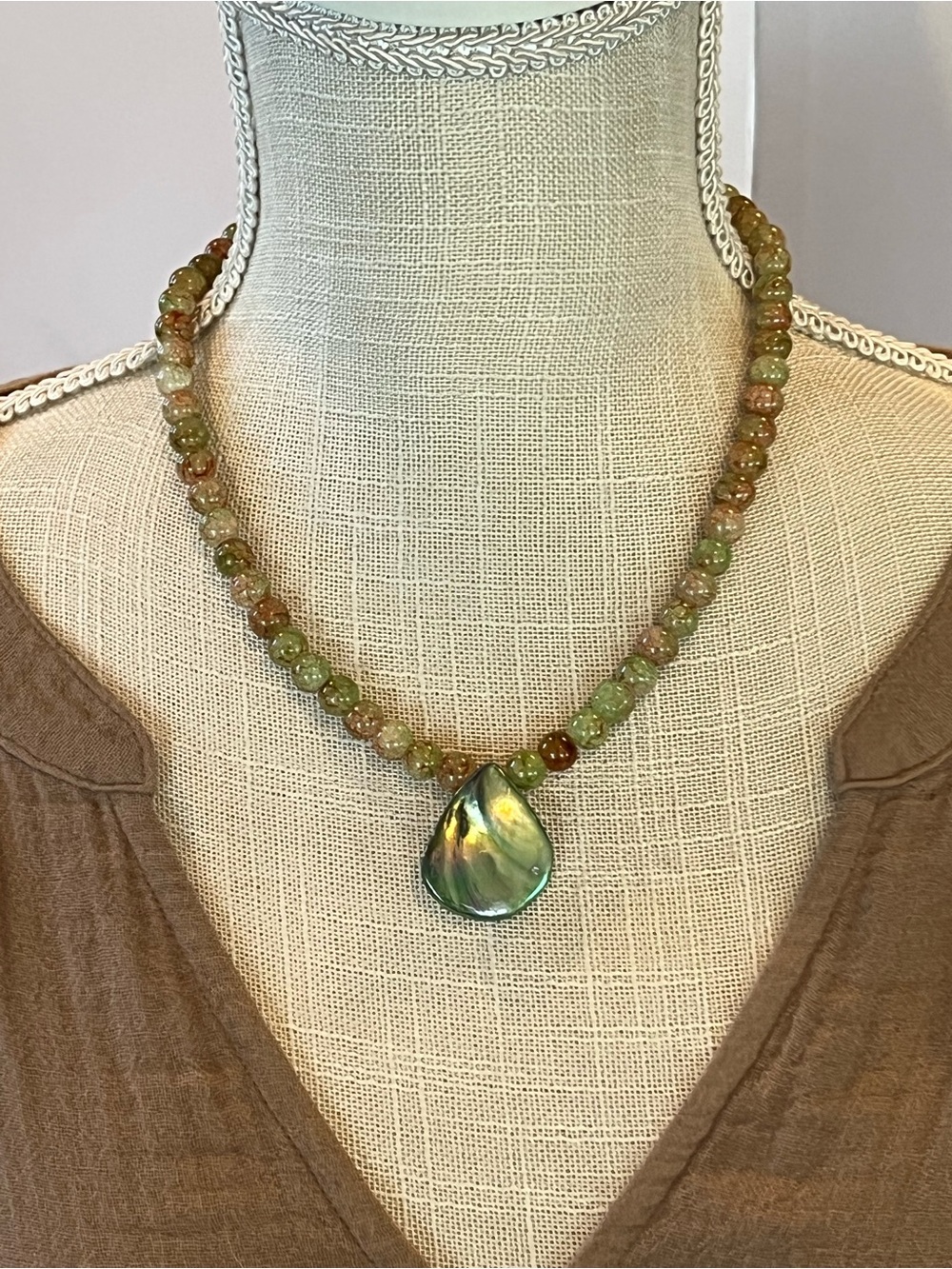 Crackle Agate Beaded Necklace with Shell Pendant